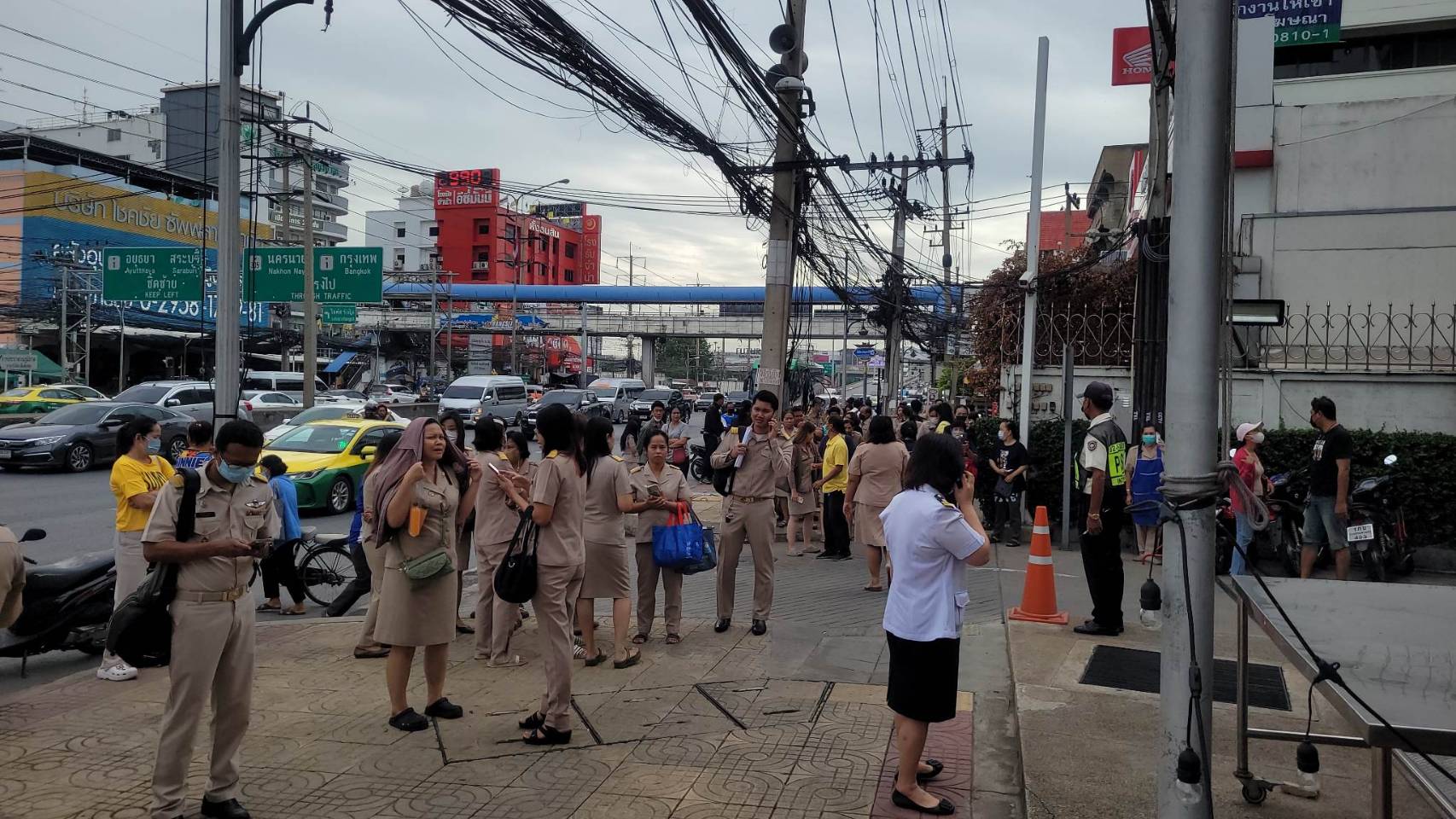 เทศบาลนครรังสิต อพยพ จนท.ออกจากสำนักงาน 12 ชั้น หลังรับรู้แรงสั่นสะเทือนเหตุแผ่นดินไหวนอกชายฝั่งเมียนมา