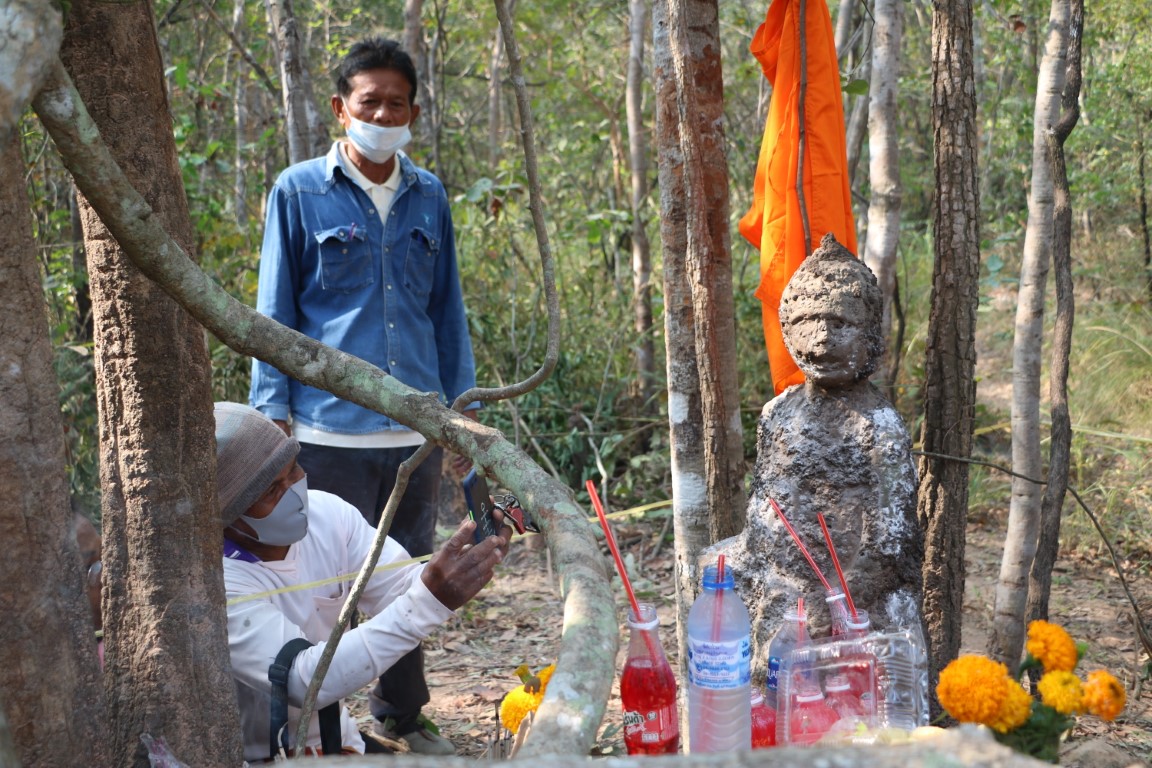 แห่ขอหวย 'จอมปลวก' หน้าเหมือนกุมารทอง  เห็นเลขชัดบนบ่าขวา