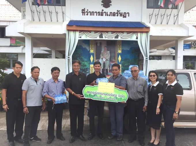 ขบวนการสหกรณ์ตรัง ร่วมทำความดี มอบน้ำดื่มสหกรณ์ ใช้ในพระราชพิธีถวายพระเพลิงพระบรมศพ