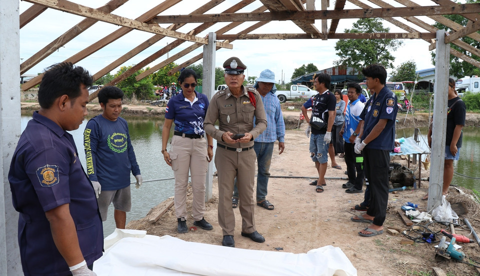 ช่างไม้วัย 67 พลัดตกบ่อกุ้ง คาดไฟฟ้าดูดดับ ขณะใช้เลื่อยไฟฟ้า