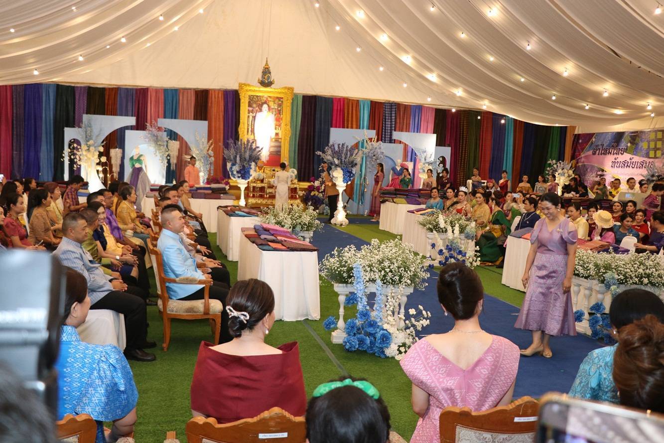 ชมรมแม่บ้านทหารบก กองพลทหารราบที่ 9 ค่ายสุรสีห์ เปิดร้านจำหน่ายผลิตภัณฑ์มูลนิธิส่งเสริมศิลปาชีพ 
