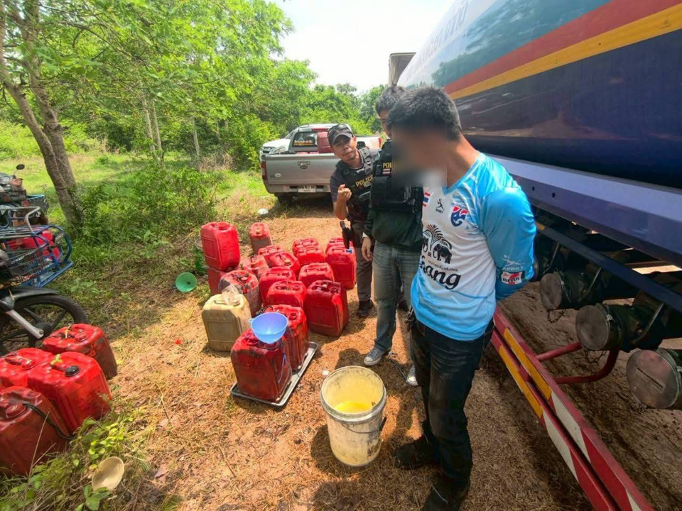 รวบแก๊งดูดน้ำมัน! พนักงานรถบรรทุกแอบถ่ายดีเซลขายกลางป่า เสียหายนับแสน 