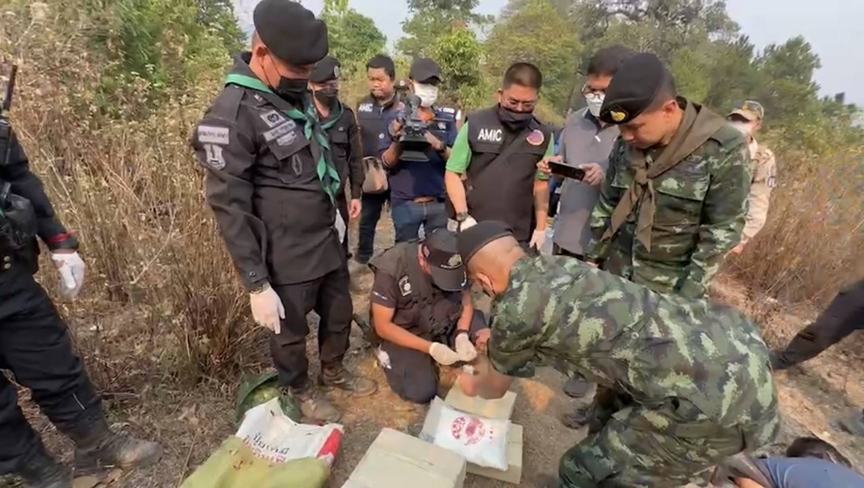 กองกำลังผาเมืองปะทะแก๊งค้ายาเสพติด ชายแดนเชียงราย วิสามัญ 3 ศพ ยึดของกลาง 4 เป้ ทั้งยาบ้า ฝิ่น เฮโรอีน