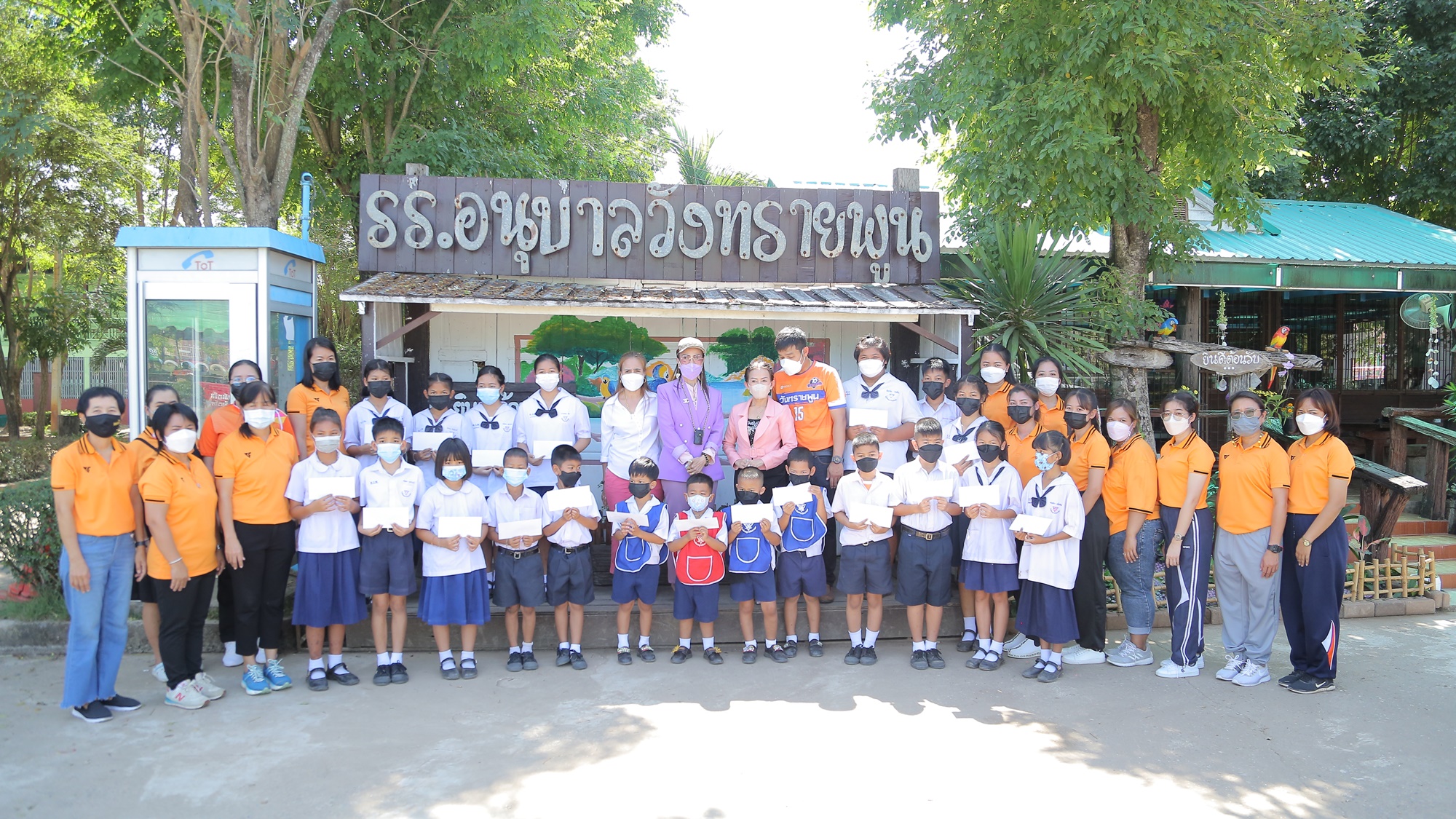 "ผอ.ฟ้า"มอบทุนฯการศึกษา-อุปกรณ์กีฬา  พร้อมติดตั้งระบบเครื่องเสียงหอประชุม 