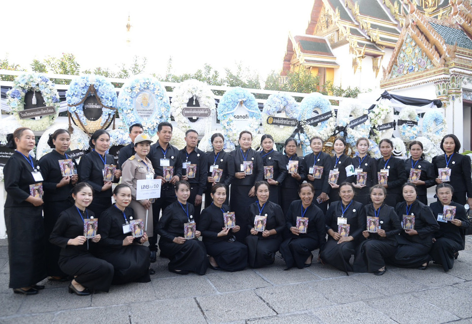 พสกนิกรทั่วประเทศกว่า 4 แสนคน เข้ากราบถวายบังคมพระบรมศพ "พระพันปีหลวง" สำนึกในพระมหากรุณาธิคุณ