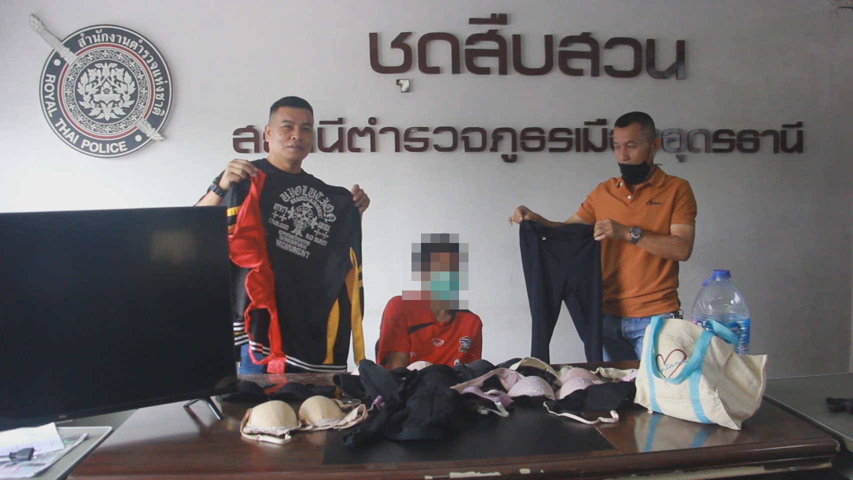 ตำรวจสภ.เมืองอุดรธานี จับโจรโรคจิตย่องงัดหอพักขโมยชุดชั้นในนำมาสวมใส่และสูดดมสำเร็จความใคร่ 