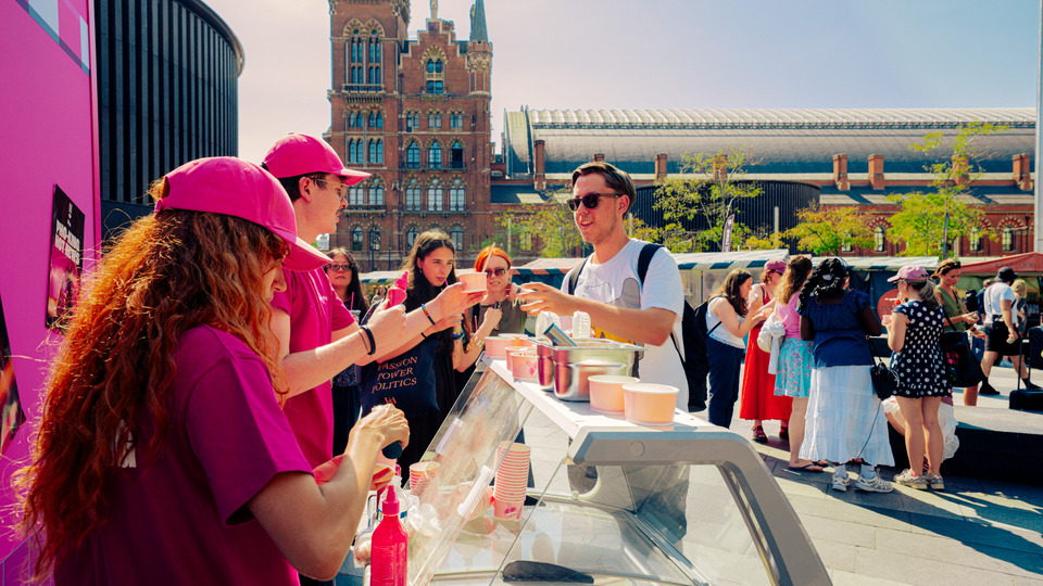 NRF เผย SABZU ร่วมกับร้าน Pho สร้างสีสันกลางกรุงลอนดอน จัด “Bodega Sriracha” เปิดตัว Pink Sriracha สถานีรถไฟ King’s Cross