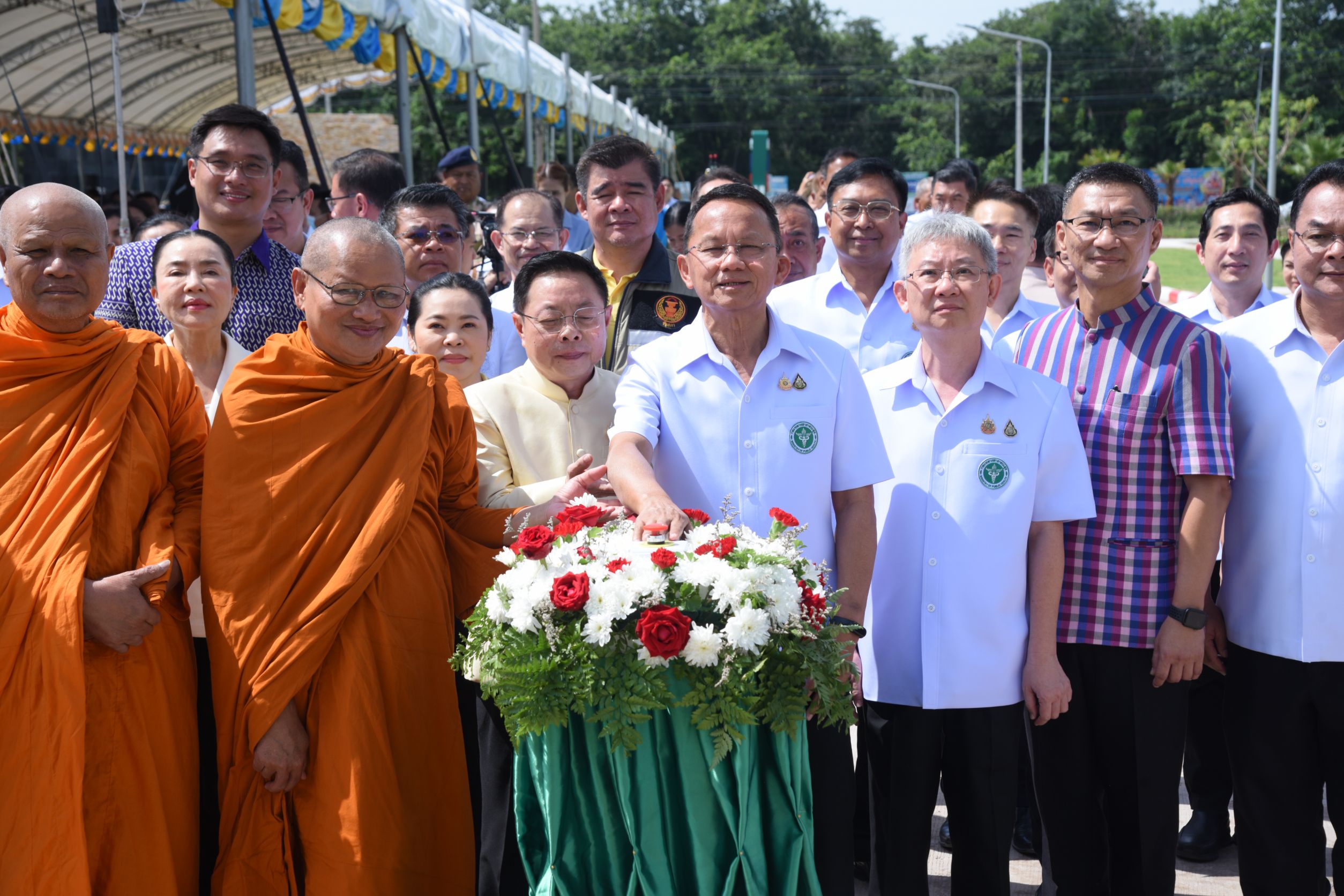 “สมศักดิ์” เป็นประธานประดิษฐานรูปหล่อ “หลวงพ่อคูณ” พร้อมเปิดอาคาร 100 ปีชาตกาล ยกระดับให้บริการสุขภาพ