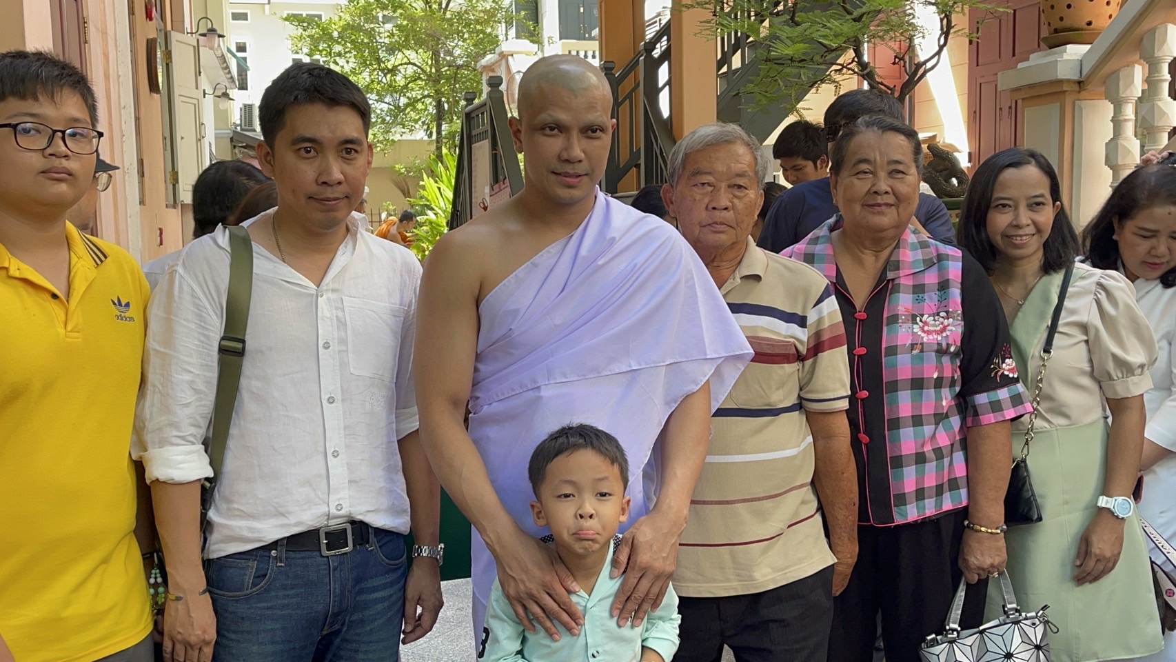 "หนุ่ม กะลา" ปลงผมนาค เตรียมเข้าพิธีอุปสมบทที่วัดบวรนิเวศวิหาร
