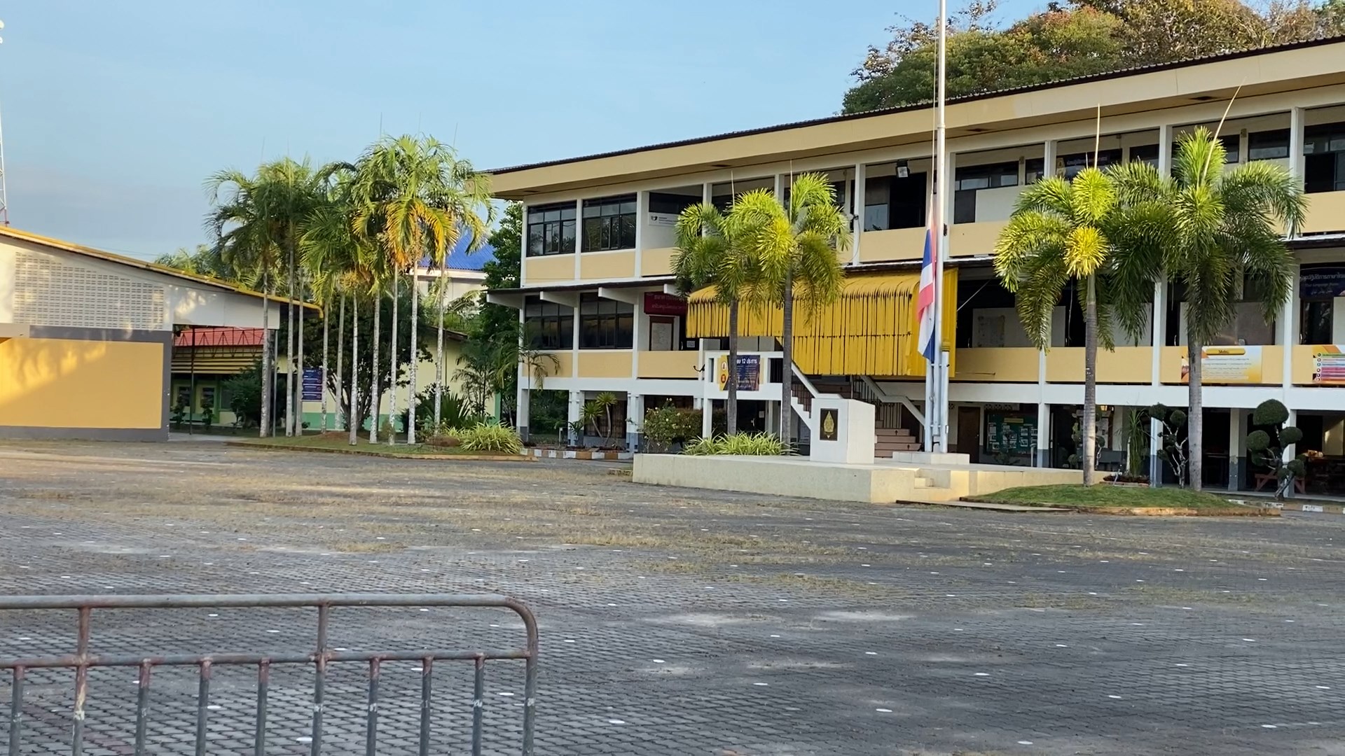 โรงเรียนเทพาหยุดเรียนอีกวัน  ศธ.สั่ง​ย้ายผอ.โชว์ปืนหน้าเสาธงช่วยราชการชั่วคราว