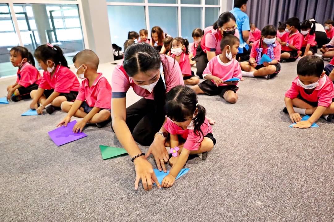 อบจ.สุราษฎร์ธานี นำคณะครูและนร.อนุบาลปีที่ 1-3 โรงเรียนบ้านซอย ๒ ต.ขุนทะเล ทัศนศึกษาเข้าเยี่ยมชมอาคาร TK Park 