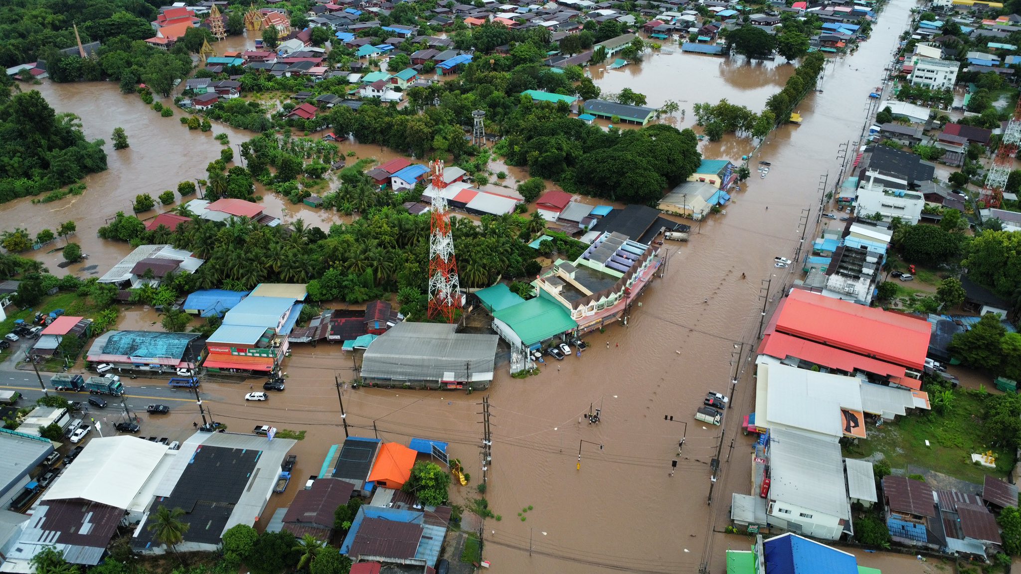 เฝ้าระวังวิกฤติ! พายุ “บัวลอย”ถล่มหนัก น้ำหลาก–ดินถล่ม ผู้ว่าฯอุตรดิตถ์ เร่งตั้งศูนย์รับมือช่วยผู้ประสบภัย