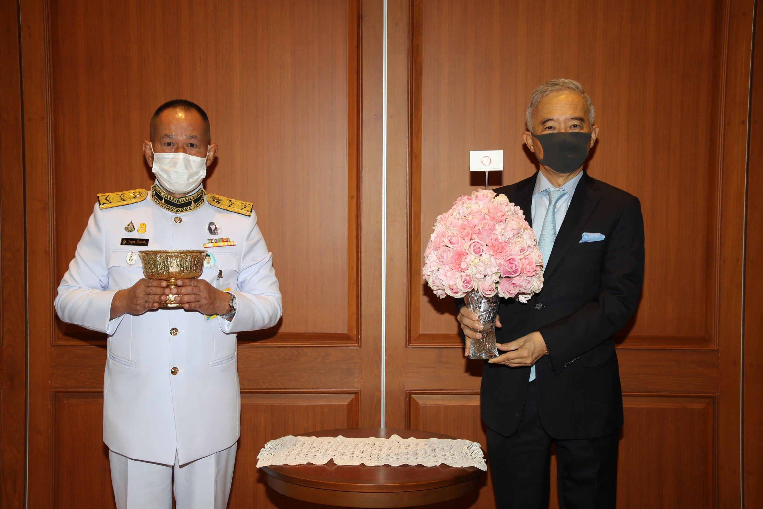 ทูลกระหม่อมฯ พระราชทาน แจกันดอกไม้วันเกิด"สุวัจน์ ลิปตพัลลภ"