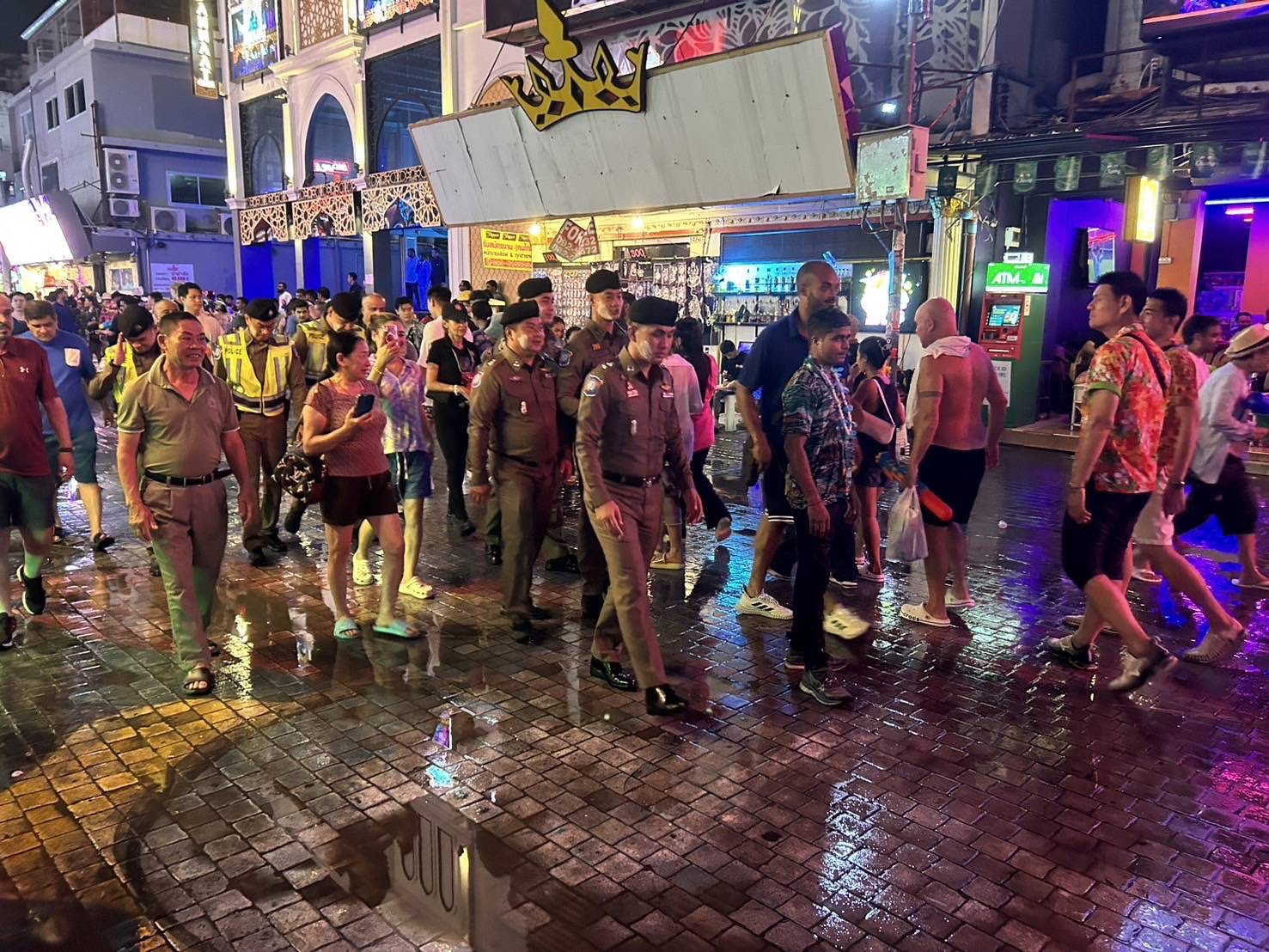 สงกรานต์พัทยาลากยาว นทท.แห่เล่นน้ำวอล์กกิ้งสตรีทพัทยาแน่น                 