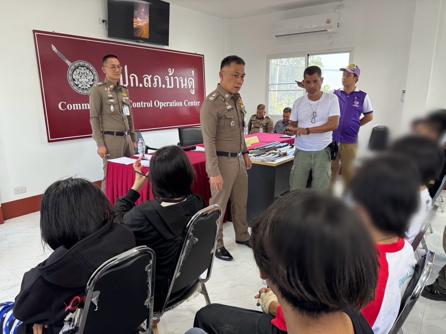 ตำรวจเชียงรายจับ 40 เยาวชนแก๊งป่วนเมืองยึดอาวุธได้เพียบ
