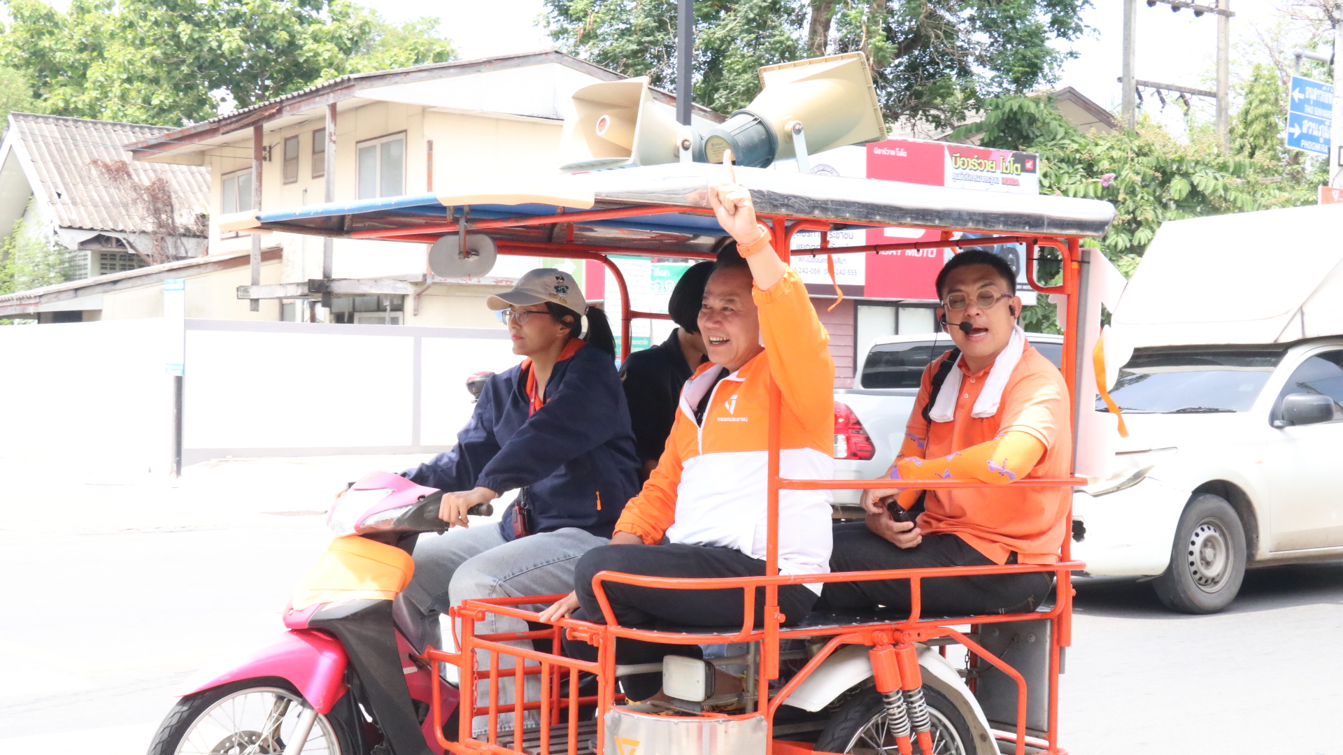 โคราชเลือกตั้งเทศบาลโค้งสุดท้าย ปชน.จัดหนัก “วิโรจน์-แก้วตา” นำผู้สมัครลุยหาเสียงขอคะแนนคนเมือง 