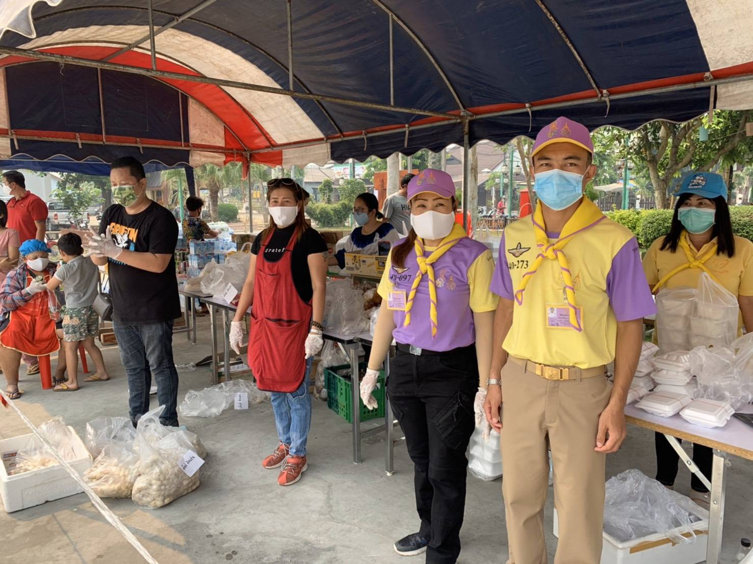 ชาวเมืองปายไม่ทอดทิ้งกัน ลงขันควักตังค์ซื้อเครื่องอุปโภคบริโภค แจกพี่น้องยากจนที่ได้รับผลกระทบจากโควิด
