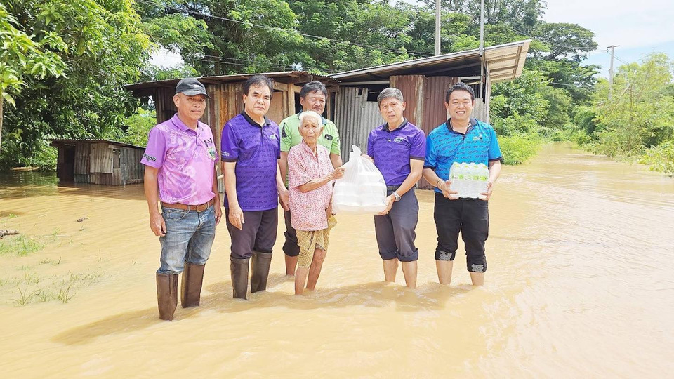 "อบจ.เพชรบูรณ์" สนับสนุนอาหารและน้ำดื่มเพื่อช่วยเหลือผู้ประสบอุทกภัย ในพื้นที่ ต.บุ่งคล้า และ ต.ช้างตะลูด อ.หล่มสัก 