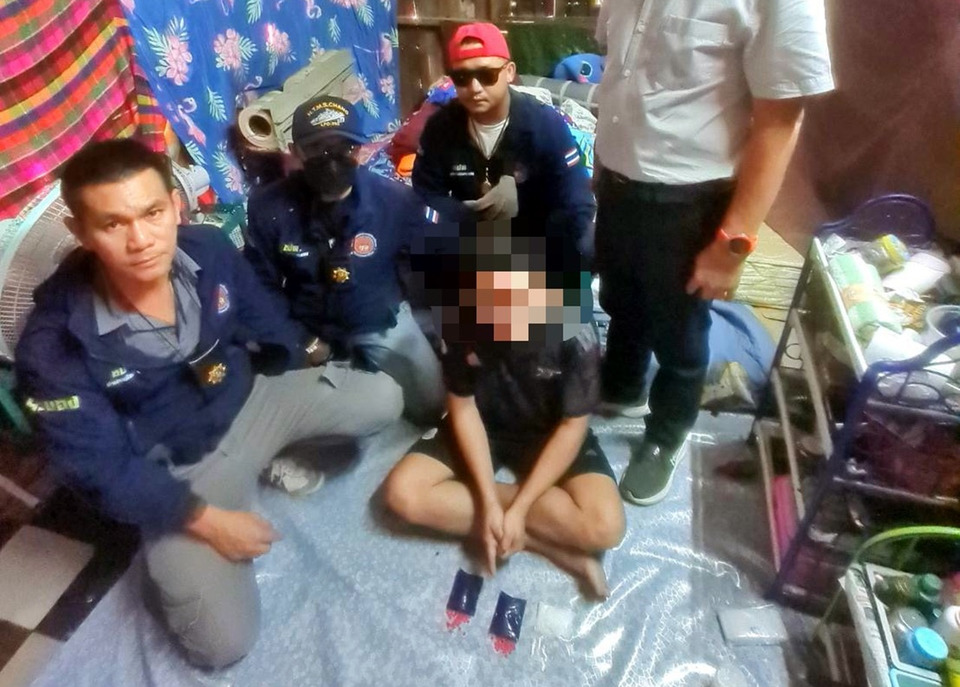 สิ้นฤทธิ์! บุกจับ “ไอ้เหน่ง” เอเย่นต์ยานรก คาบ้าน ยึดยานรกเพียบ