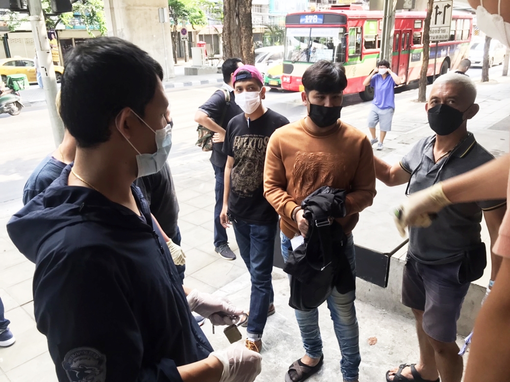 รวบอาสากู้ภัย ยิงปืนขึ้นฟ้าข่มขู่กู้ภัยคู่อริ ปากซอยงามวงศ์วาน 43