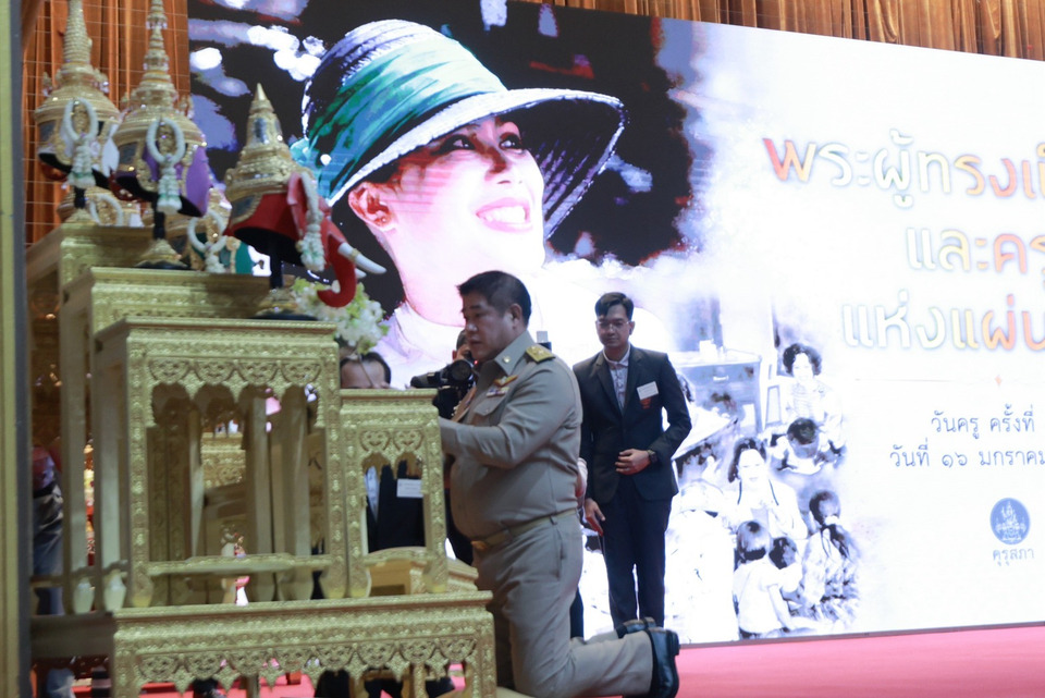 "วันครู" 70 ปี "ธรรมนัส–นฤมล" นำรำลึกพระคุณครู เทิดพระเกียรติพระบรมราชชนนีพันปีหลวง ชูศักดิ์ศรีครูไทย