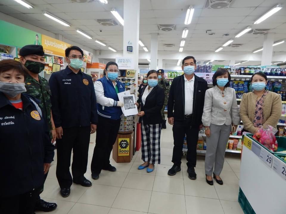 คณะทำงานติดตามการแพร่ระบาดโควิค-19 อ่างทอง ลงตรวจสอบร้านค้าในพื้นที่ควบคุม