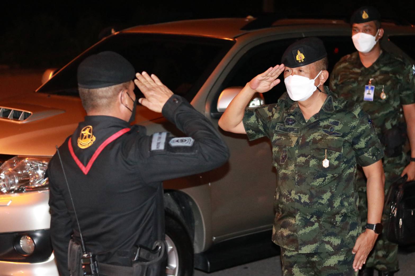  รอง ผอ.กอ.รมน.ภาค4 ส่วนหน้าลงพื้นที่ตรวจเยี่ยม  จุดตรวจให้กำลังใจชุดคุ้มครองตำบล 