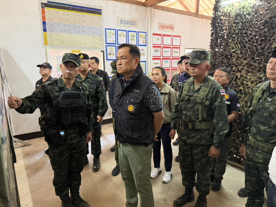 นายกฯ ลงพื้นที่สุรินทร์ ให้กำลังทหารแนวหน้าฐานปฏิบัติการภูหลวง ล้อมวงกินข้าว- มอบเหรียญพระนารายณ์ทรงครุฑ-เขียนคาถาแคล้วคลาด