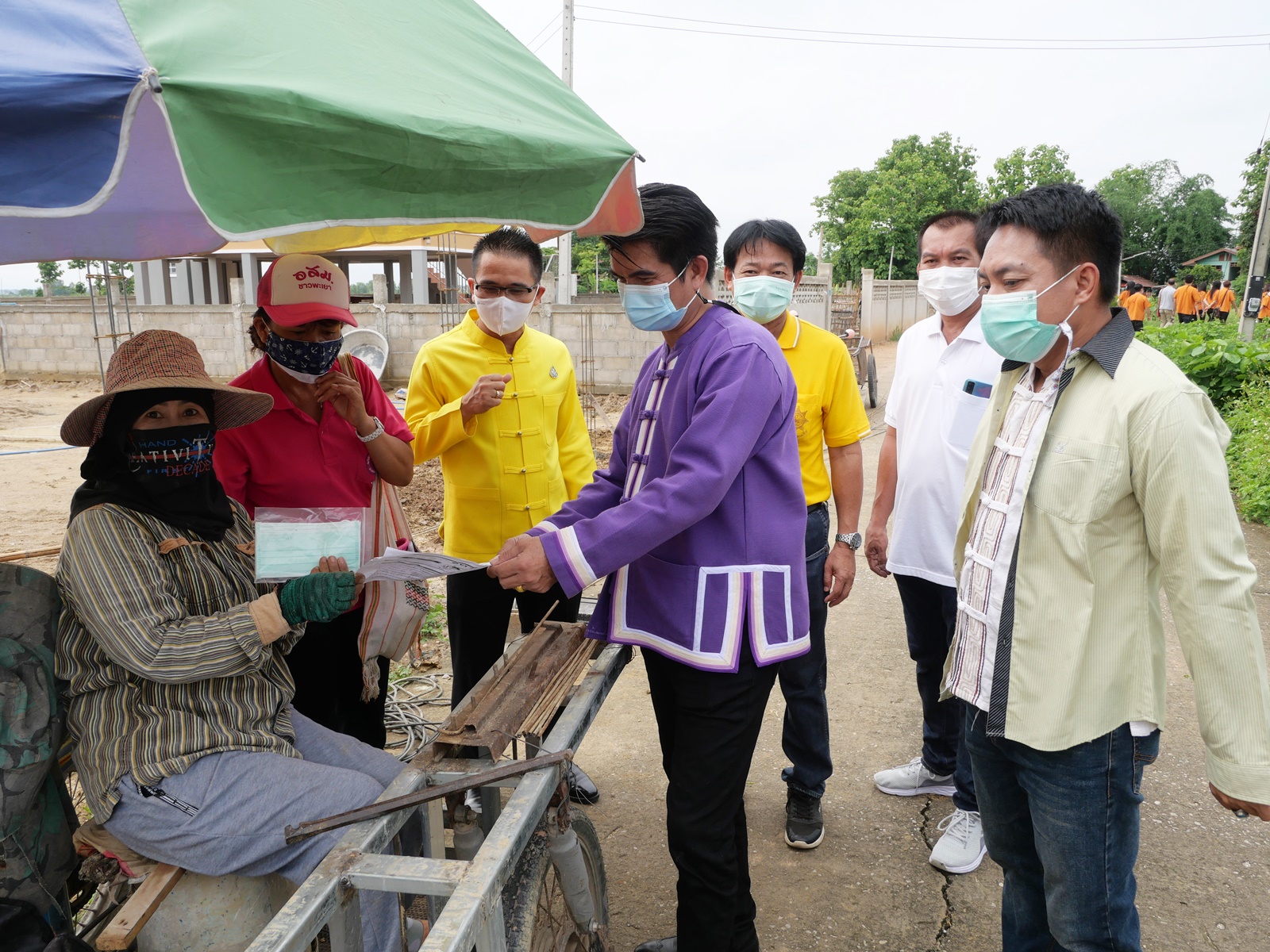 คณะพยาบาลศาสตร์ ม.พะเยา จับมือ อปท. ฝ่ายปกครอง และ อสม.เดินเท้าเคาะประตูบ้านเชิญชวนฉีดวัคซีนป้องกันโควิด 19