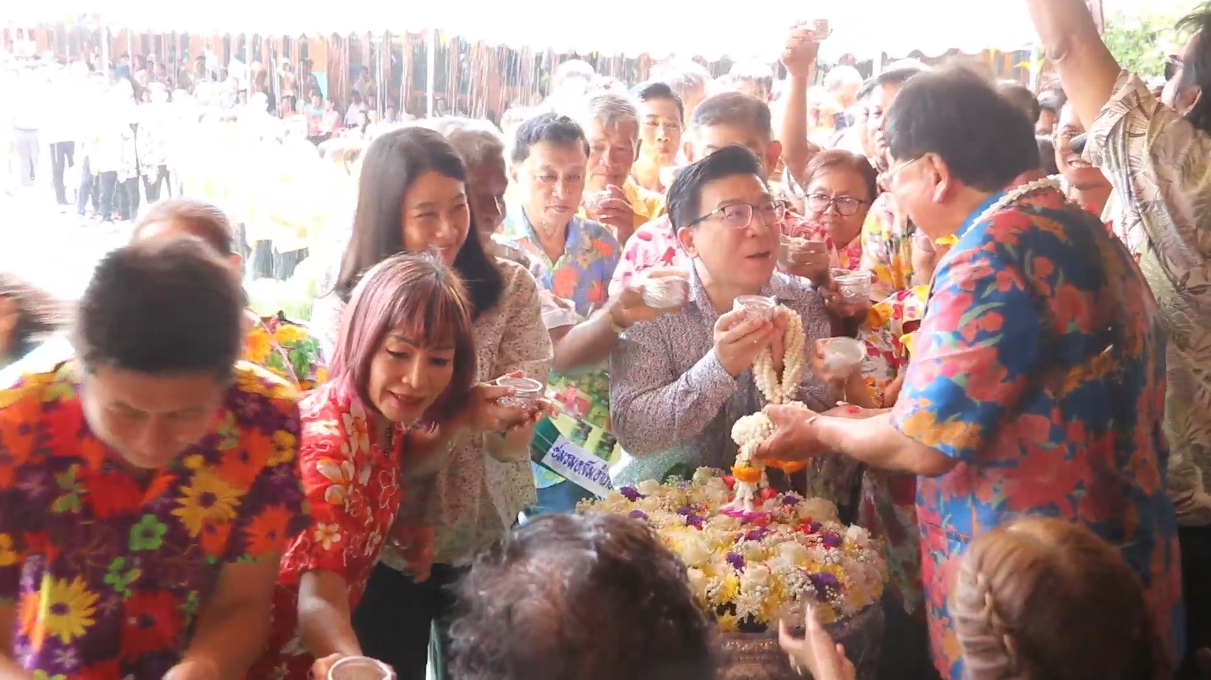 " ประภัตร"เปิดบ้านเรือนไทยประชาชนรดน้ำขอพรปีใหม่ไทยชุ่มฉ่ำ 