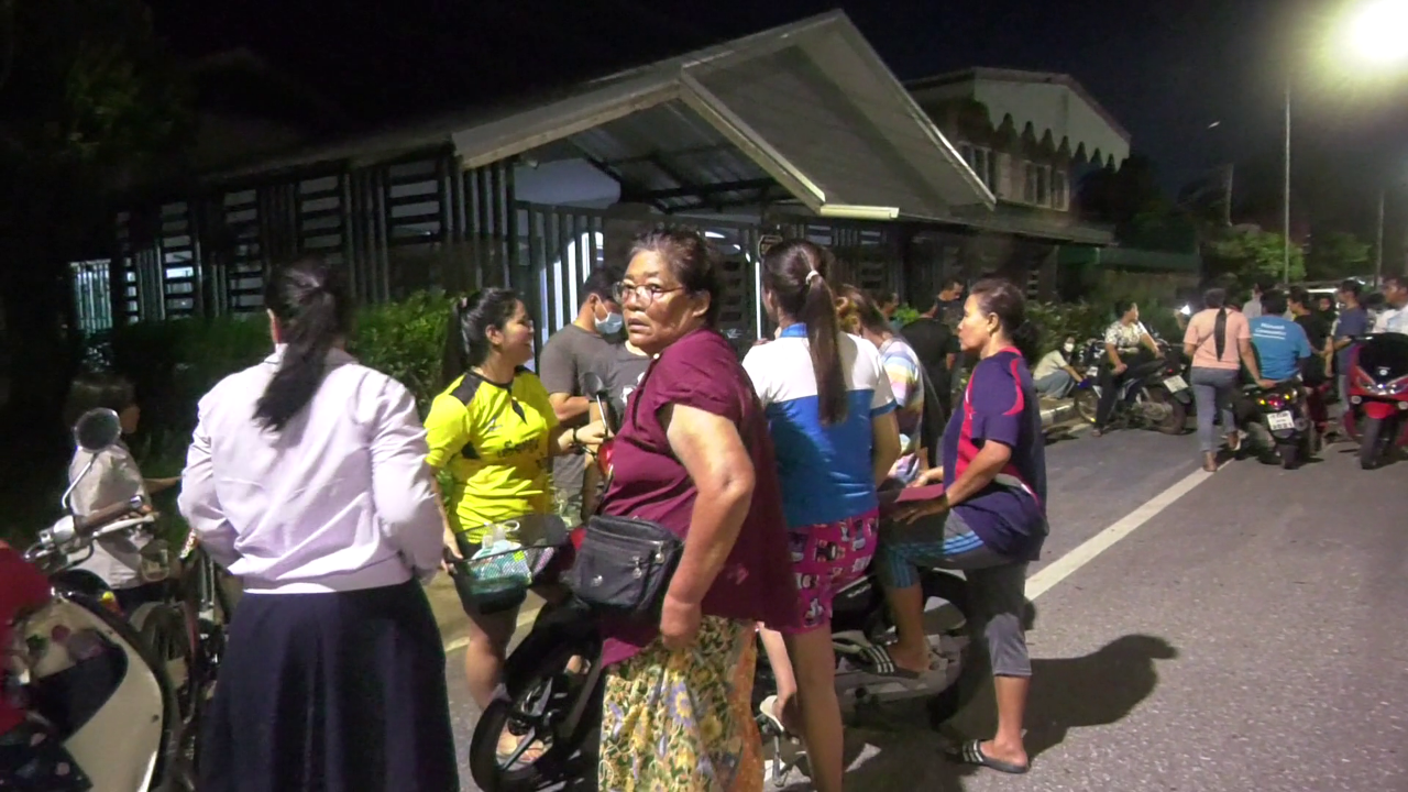 ผู้เสียหายบ้านออมทองแม่มิ้นรวมตัวกดดันบ้านพ่อแฟน "แม่มิ้น" แต่ไม่เจอตัวทั้งคู่