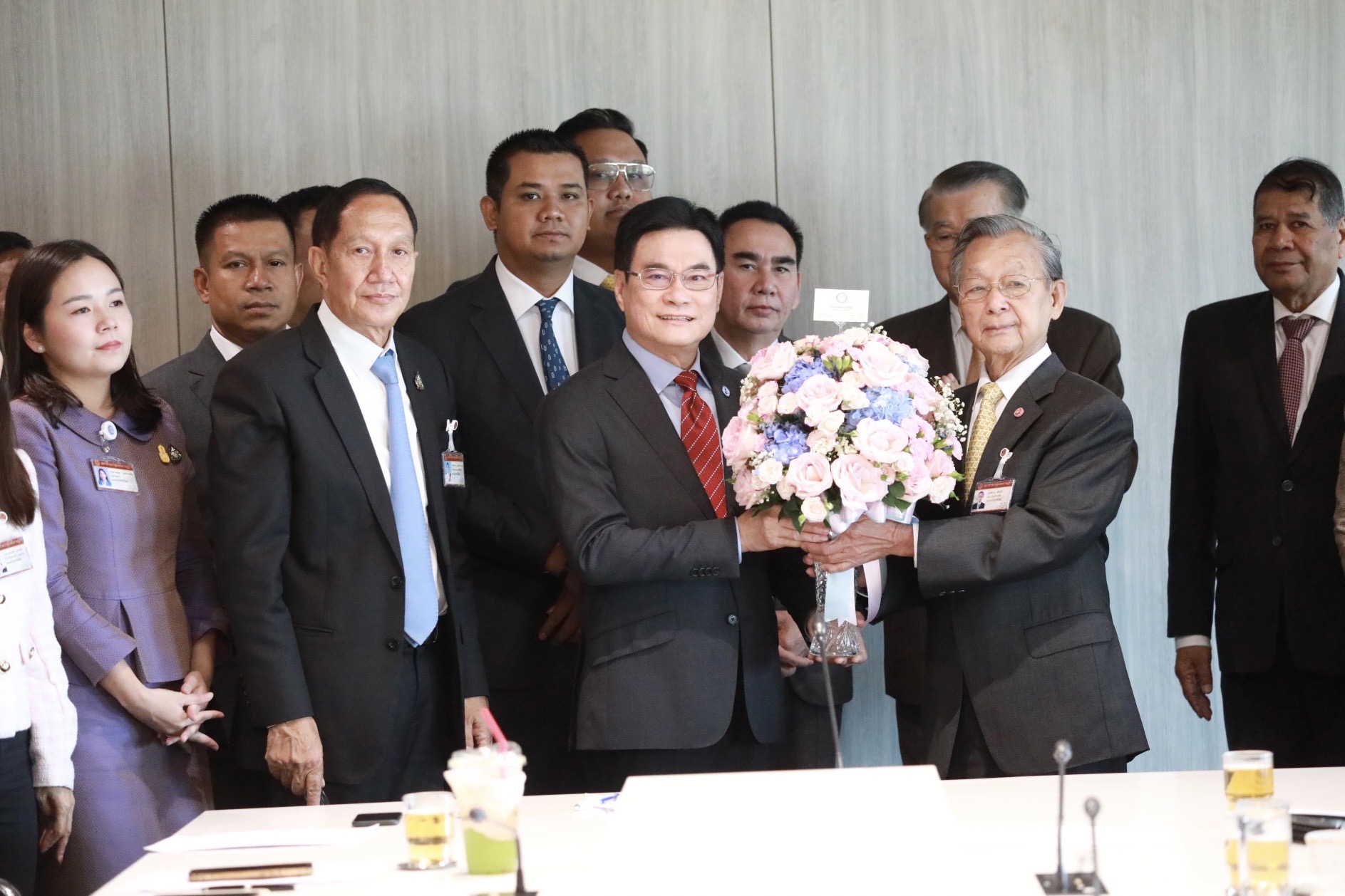 "สส.ปชป." ร่วมอวยพรวันเกิด "ชวน" ขอเป็นเสาหลักให้พรรคประชาธิปัตย์ บ้านเมืองสืบต่อไป