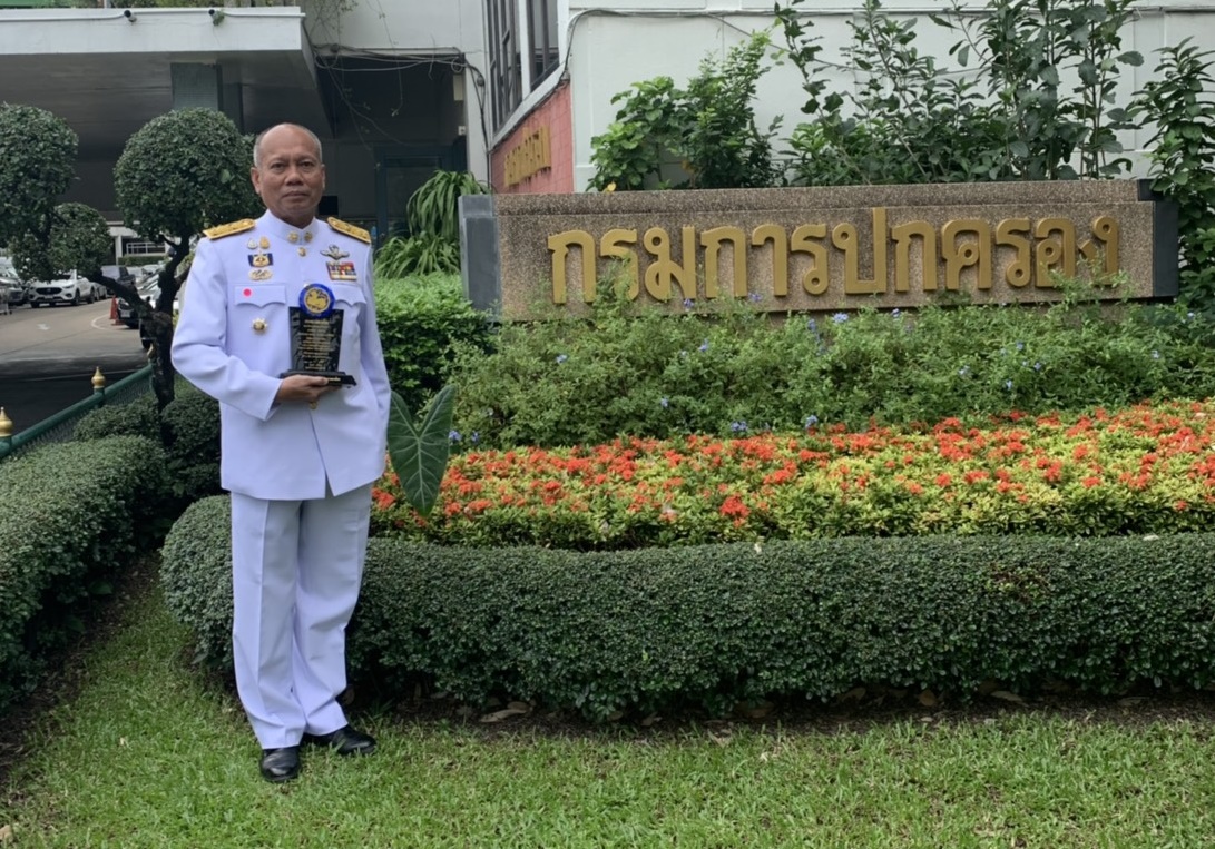 นายอำเภอรับโล่ห์ โครงการหมู่บ้านเข้มแข็งแนวทางแผ่นดินธรรมแผ่นดินทอง ประจำปี 2563