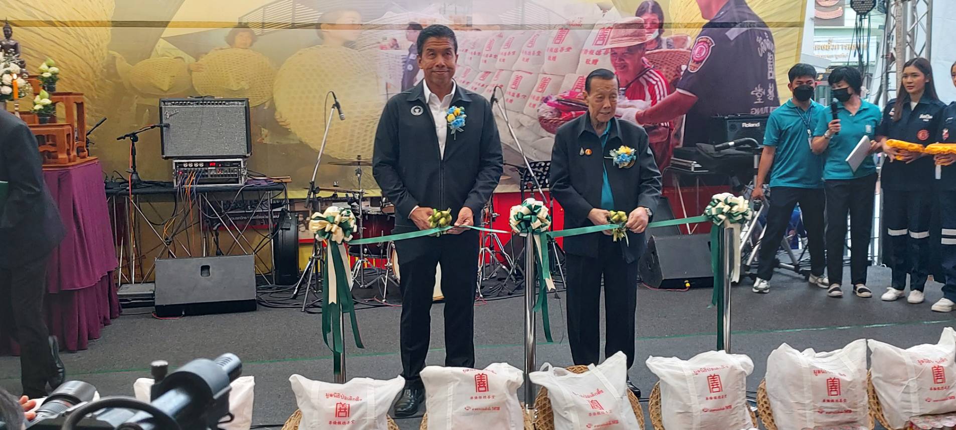 มูลนิธิป่อเต็กตึ๊ง จัดงานประเพณีทิ้งกระจาด ประจำปี 2566มอบเครื่องอุปโภคบริโภคครั้งยิ่งใหญ่กว่า 15 ล้าน