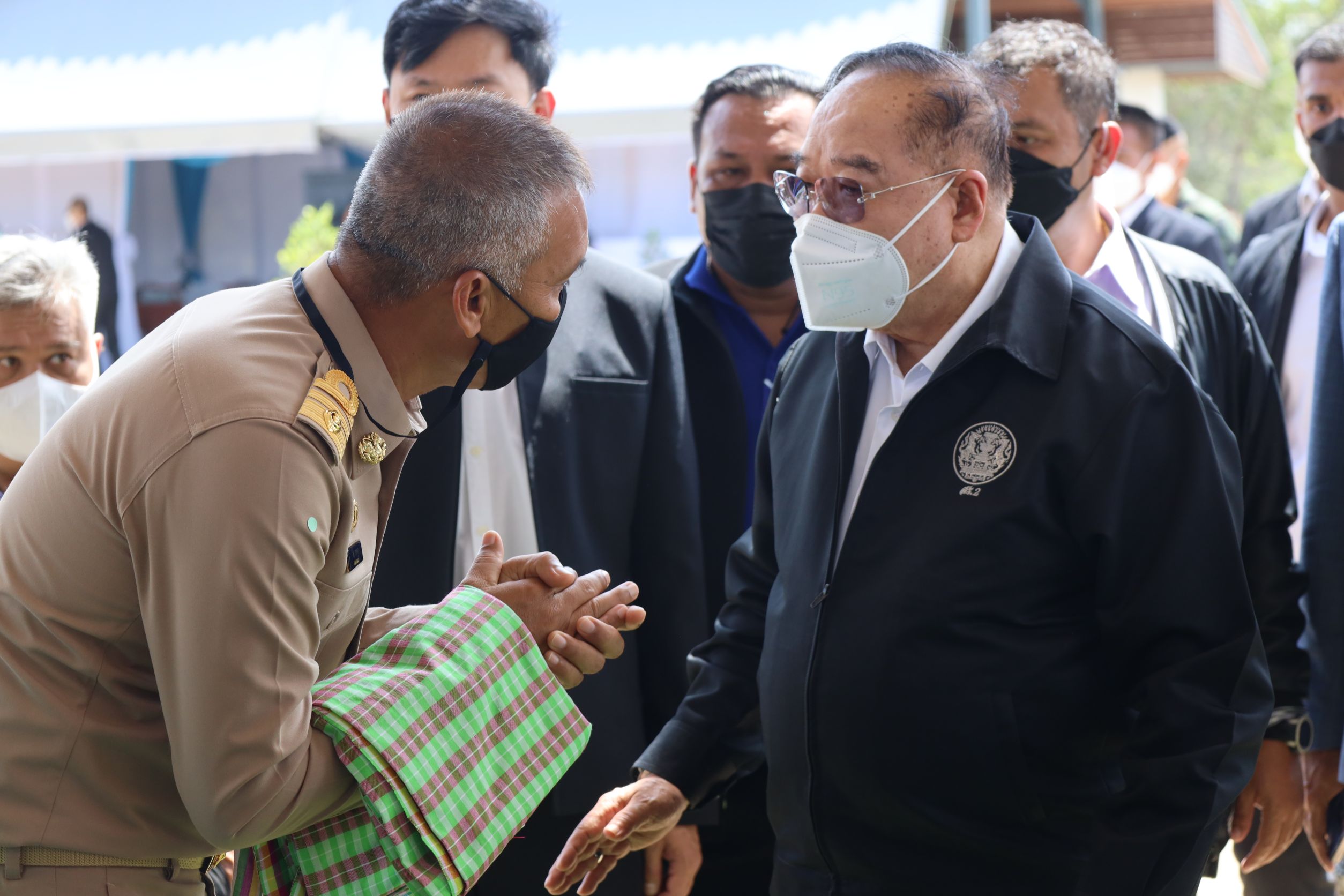 ลุงป้อม ลุยใต้ตรวจงานการพัฒนาเศรษฐกิจ ความมั่นคง ชายแดน แก้น้ำท่วม ช่วยเหลือประชาชน
