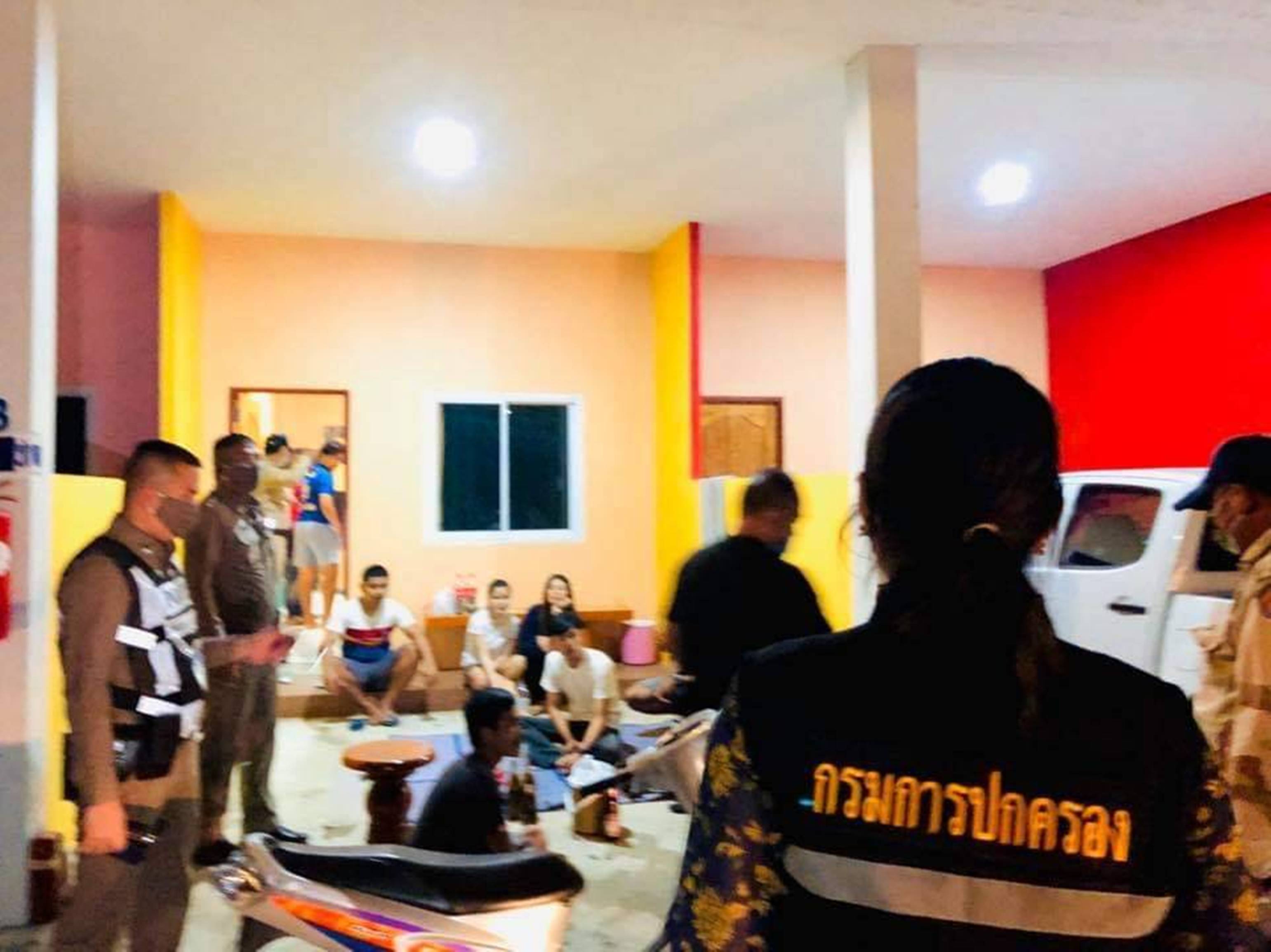 ตร.บุรีรัมย์ -ปกครอง บุกรีสอร์ตจับวัยรุ่นชายหญิงรวม 12 คน ฝ่าฝืนมั่วสุมดื่มสุราวันสงกรานต์  พบชายฉี่สีม่วง 1 ราย 