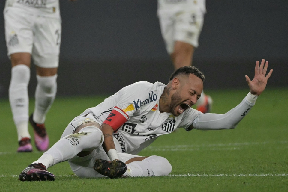 ช็อก! "เนย์มาร์" เจ็บเข่าซ้ำ ปิดฉากฤดูกาลก่อนกำหนด อนาคตทีมชาติเริ่มสั่นคลอน