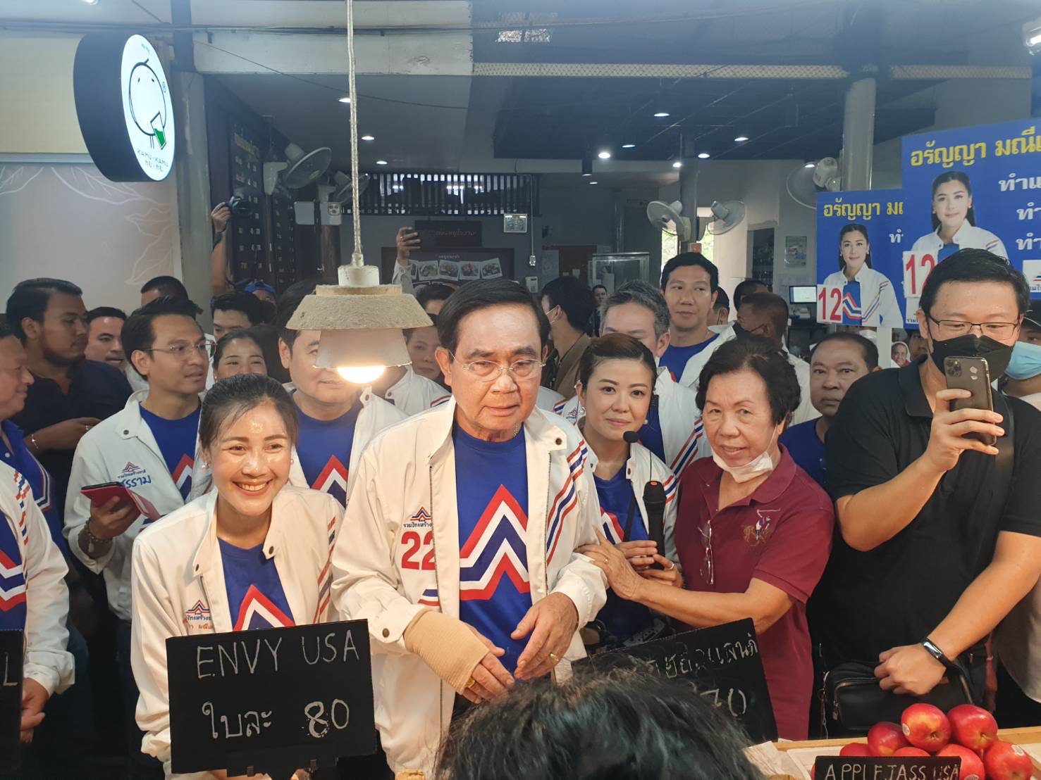 "ลุงตู่" สวมเสื้อเบอร์ 22 “รทสช.” นำผู้สมัคร ส.ส.กทม. หาเสียงตลาดบองมาเช่ เผยรบ.วางระบบแพลตฟอร์มขายของออนไลน์ให้คล่องขึ้น