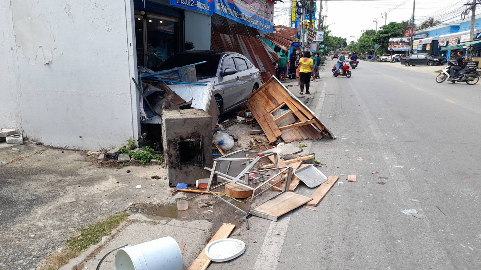 หนุ่มป่วยลางานขับรถกลับบ้านเกิดวูบพุ่งชนร้านส้มตำพังยับเจ็บ 2 ราย