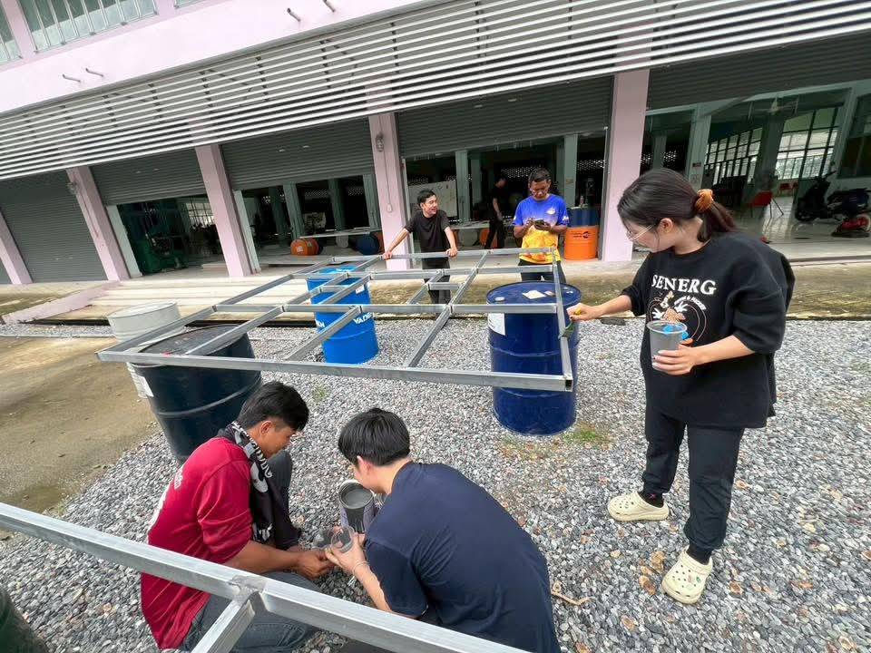 อาชีวะอ่างทองร่วมใจ! ผลิต “สุขาลอยน้ำ” ช่วยผู้ประสบภัยน้ำท่วม ส่งต่อพลังจิตอาสาเยาวชนไทย