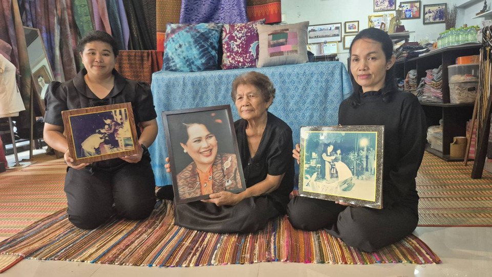 ยายจวบ 4 ทหารเสือผ้าไหมบุรีรัมย์ ถวายความอาลัย “พระพันปีหลวง” สำนึกพระเมตตาส่งเสริมอาชีพทอผ้าไทย 