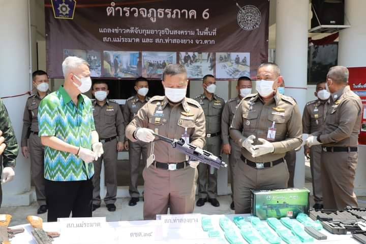 ผบช.ภ.6. - พ่อเมืองตาก แถลงข่าวจับกุมคดีอาวุธปืนสงครามอาร์ก้า 12 กระบอก