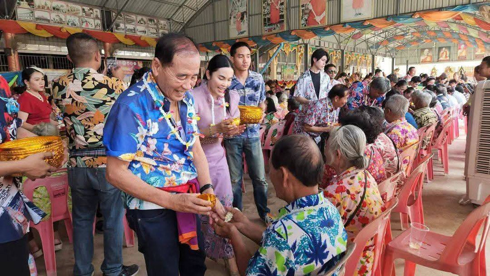 “วันไหลสงกรานต์ วัดหนองเสือ” สืบสานประเพณีไทย ผู้สูงอายุร่วมรำ–รดน้ำดำหัวแน่นวัด 