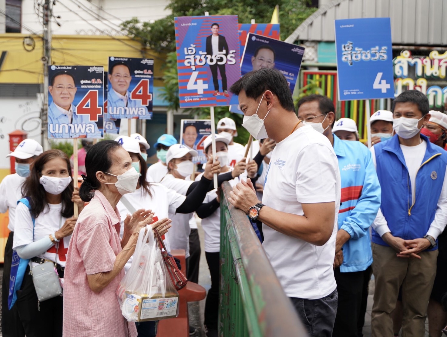 “เอ้ สุชัชวีร์” ลุยหาเสียงตลาดวังหลังด้วยนโยบายเร่งด่วน  จัดการปัญหาท่อน้ำอุดตัน-กันน้ำท่วมกระทบชุมชน