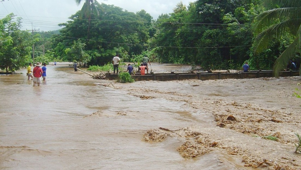 เตือนรัวๆ! ปภ. ยิง Cell Broadcast เตือน “อ.ปง จ.พะเยา” ฝนถล่มไม่หยุด เสี่ยงน้ำป่า-โคลนถล่ม ย้ายรถ-ยกของขึ้นที่สูงด่วน