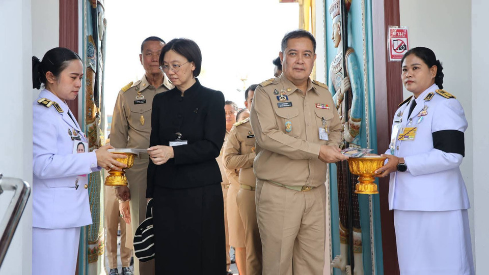 ผู้ว่าฯปทุมนำชาวปทุมธานีกว่า 700 คน เข้ากราบถวายบังคมพระบรมศพ พระพันปีหลวง