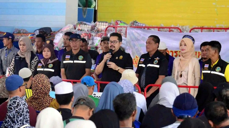 นายกเมืองนราธิวาส เร่งแจกถุงยังชีพผู้ประสบอุทกภัยกว่า 9,000 ครัวเรือน ตั้ง ปภ.เฝ้าระวัง 24 ชม.
