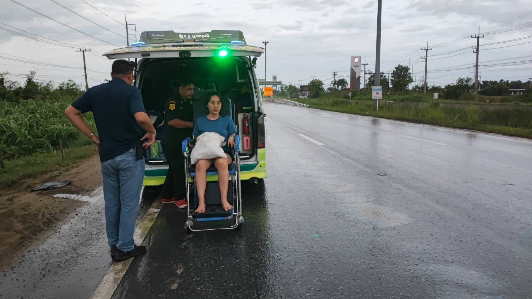 ปทุมธานีฝนตกถนนลื่น​ สาวขับกระบะเสียหลักพลิกคว่ำบาดเจ็บ