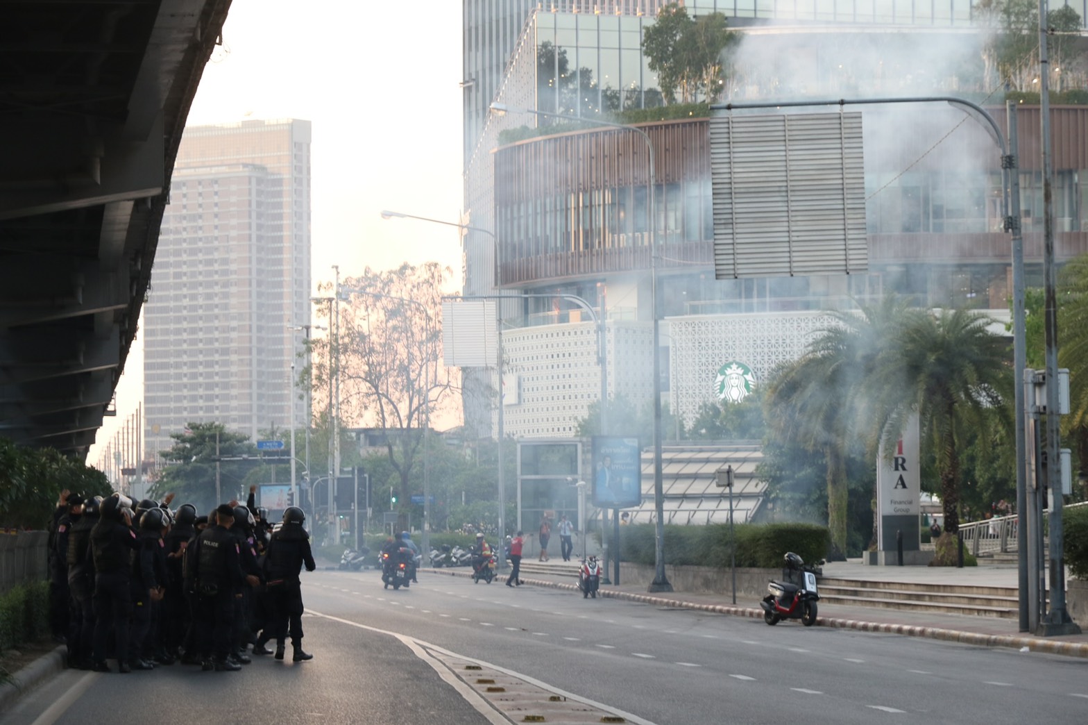 ระทึก! มีเสียงคล้ายระเบิด แยกสามย่าน ปชช.โดนสะเก็ดเล็กน้อย