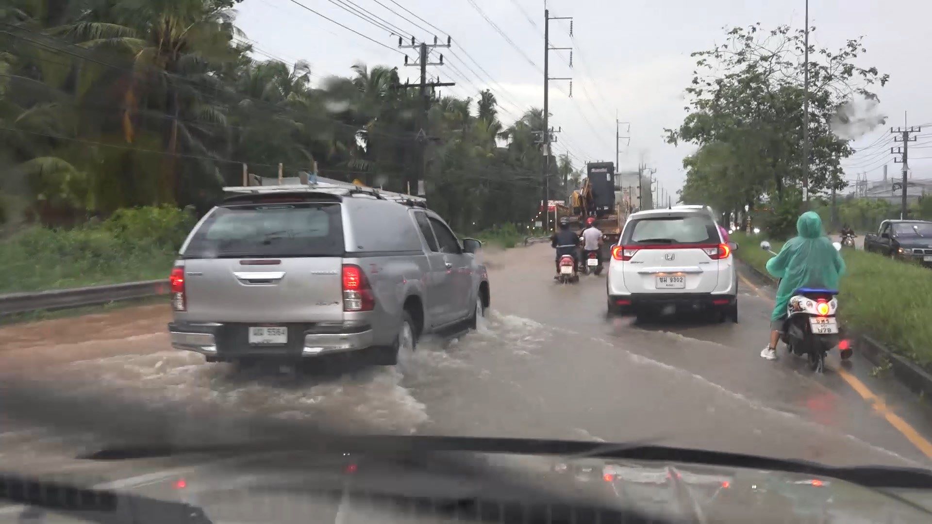 ฝนถล่มบ้านทุ่งลุงครึ่งชั่วโมงเศษน้ำท่วมขังถนนสายกาญจนวานิชย์การจราจรติดขัด